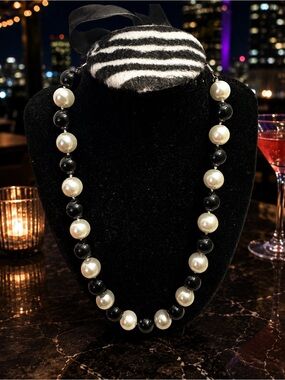 Black and White Beaded Pearl-Style Necklace